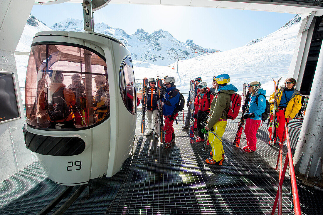 Skifahrer warten an einem Skilift, Gressoney, Aostatal, Italien