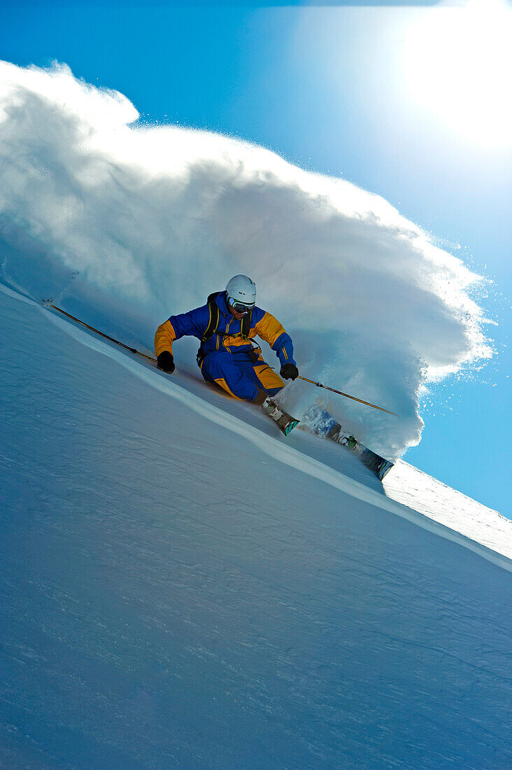 Skifahrer fährt im Tiefschnee ab, Puma Lodge, Region Araukanien, Chile