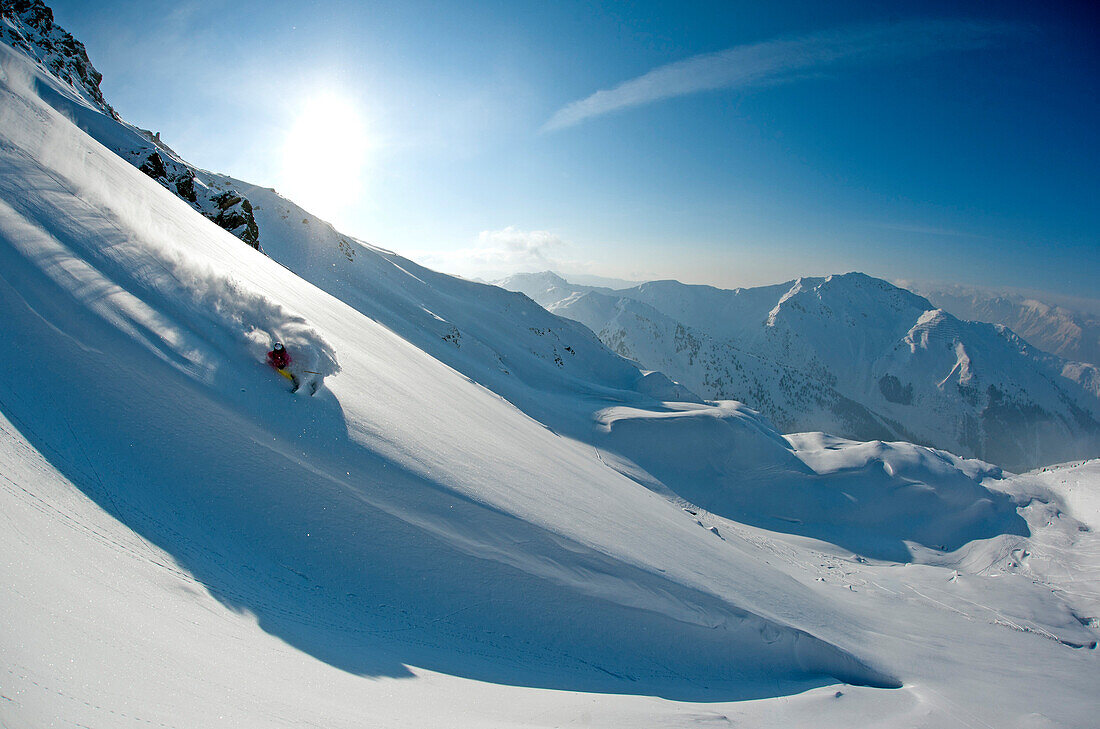 Skifahrer im Tiefschnee, Hochfügen, Fügenberg, Zillertal, Tirol, Österreich