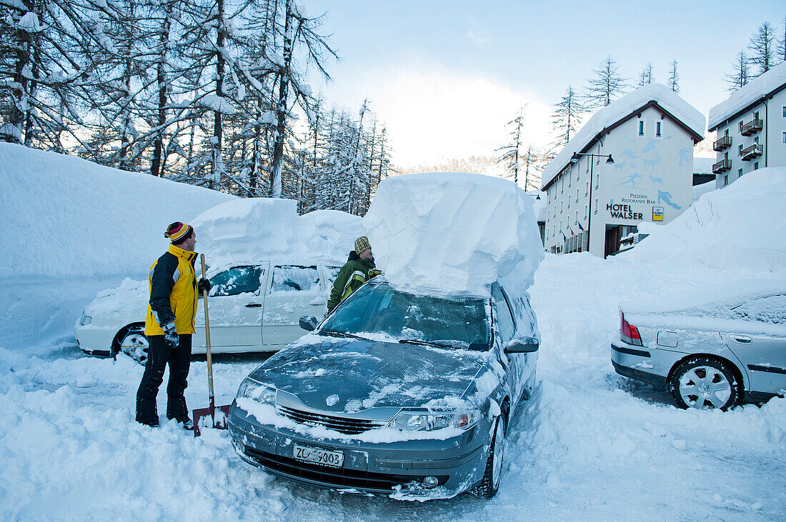 Schneebedeckte Autos, Bosco Gurin, Tessin, Schweiz