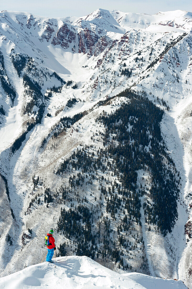 Skifahrer betrachtet Bergflanke, Aspen Highlands, Aspen, Colorado, USA