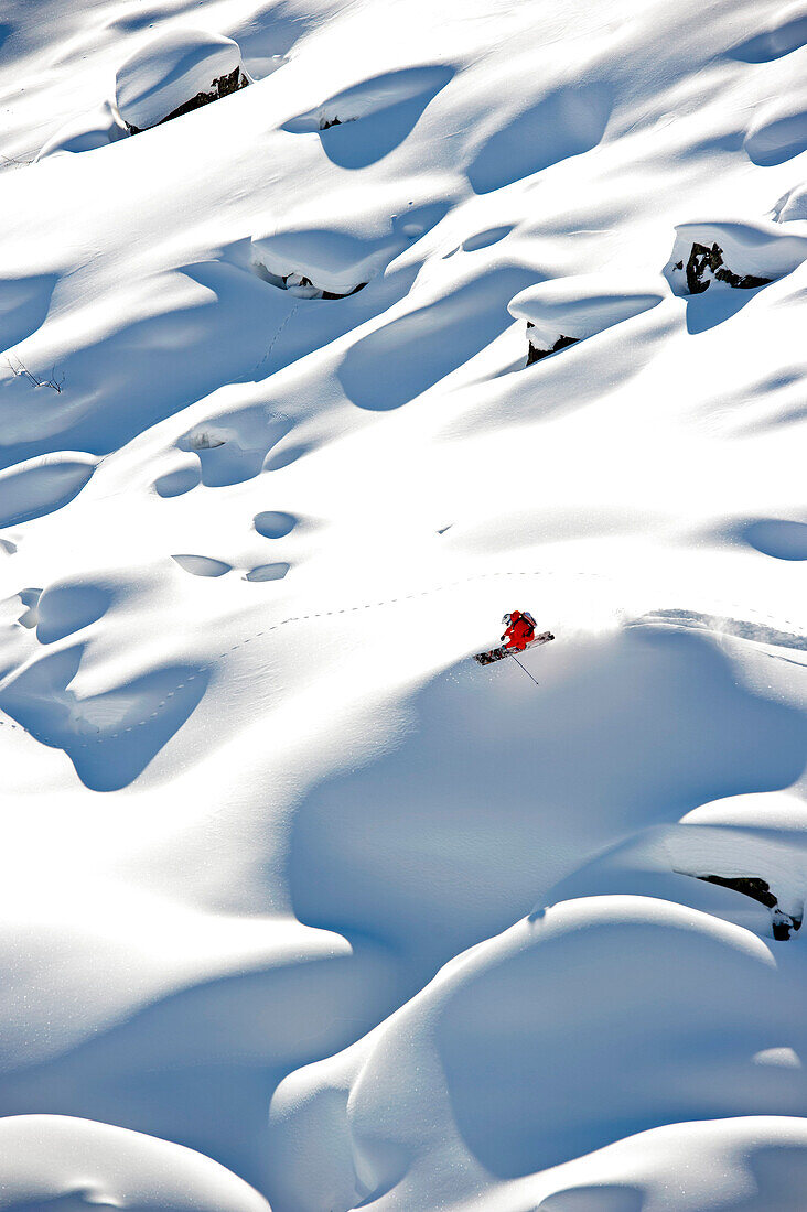 Skifahrer fährt ab, Gargellen, Montafon, Vorarlberg, Österreich