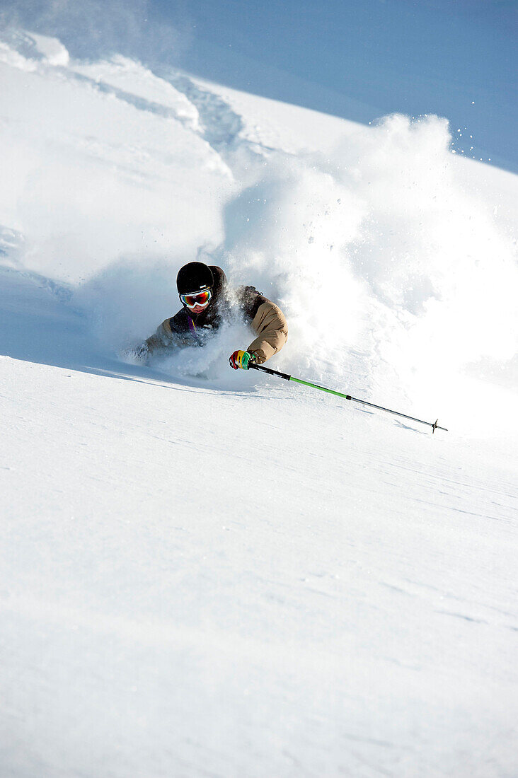Skifahrer fährt im Pulverschnee ab, Hintertuxer Gletscher, Zillertal, Tirol, Österreich