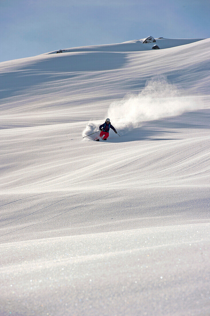 Skifahrer fährt im Tiefschnee ab, Hochfügen, Fügenberg, Zillertal, Tirol, Österreich