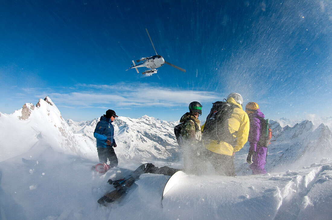 Skifahrer nach dem Ausstieg aus einem Helikopter, Valgrisenche, Aostatal, Italien