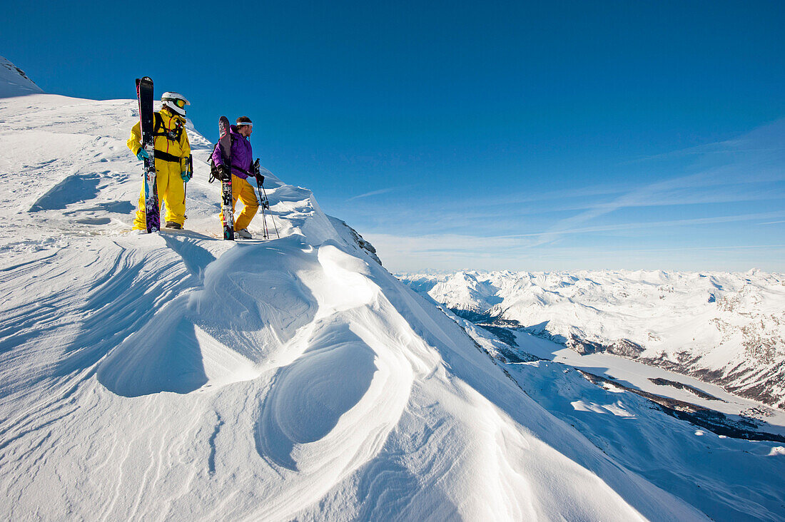Skifahrer blicken über ein Tal, Corvatsch, Engadin, Graubünden, Schweiz
