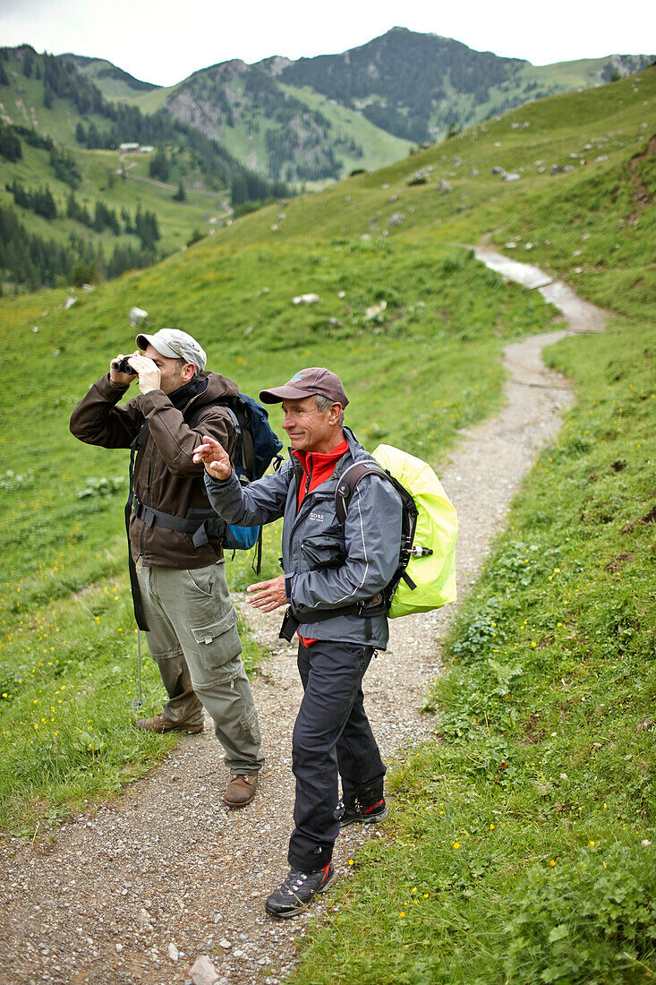 Zwei hikers, alp Kleintiefentalalm, Mangfall Mountains, Bavaria, Germany