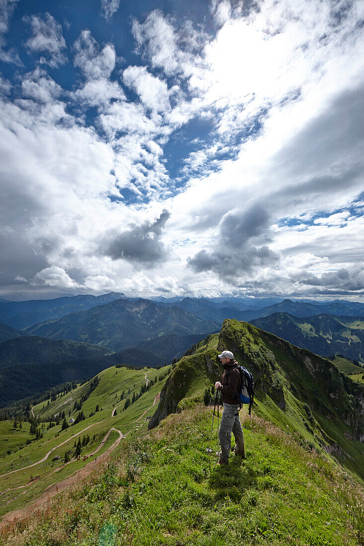 Wanderer auf dem Rotwand Gipfel (1884m), Mangfallgebirge, Bayern, Deutschland