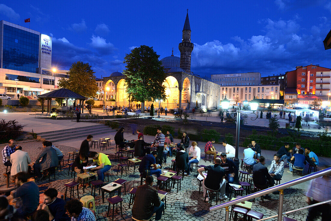 in Erzurum an der Mustafa Pasa Moschee, Abends, Erzurum, Ost-Anatolien, Osttürkei, Türkei