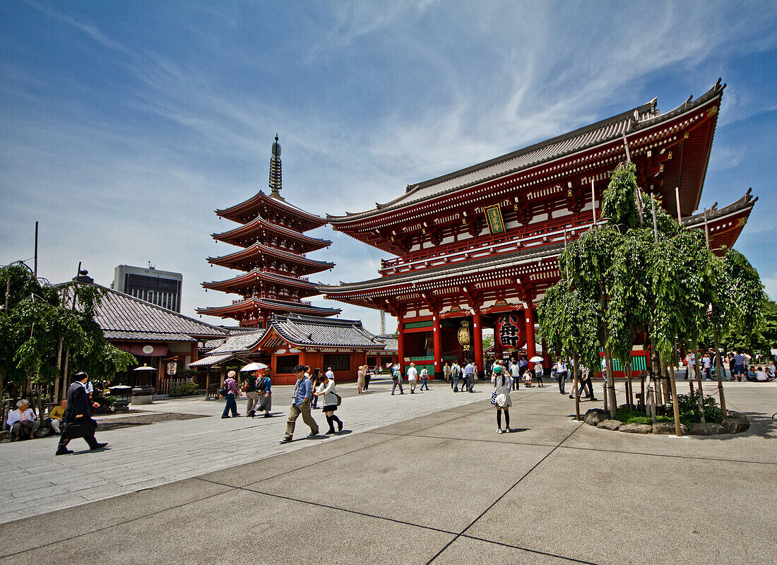 The door Hazomon and the 5-story Pagoda