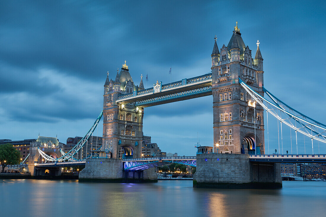 The night comes in London and the Tower Bridge adorned of light