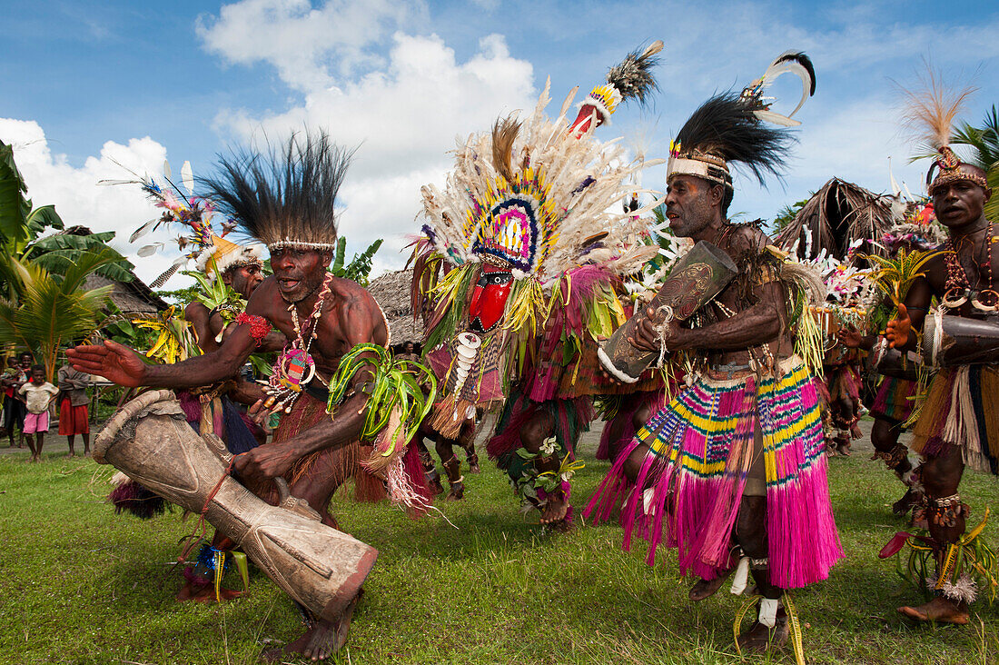 Stammesmitglieder in traditionellen Kostümen beim Tanz, Kopar, East Sepik Provinz, Papua-Neuguinea, Südpazifik