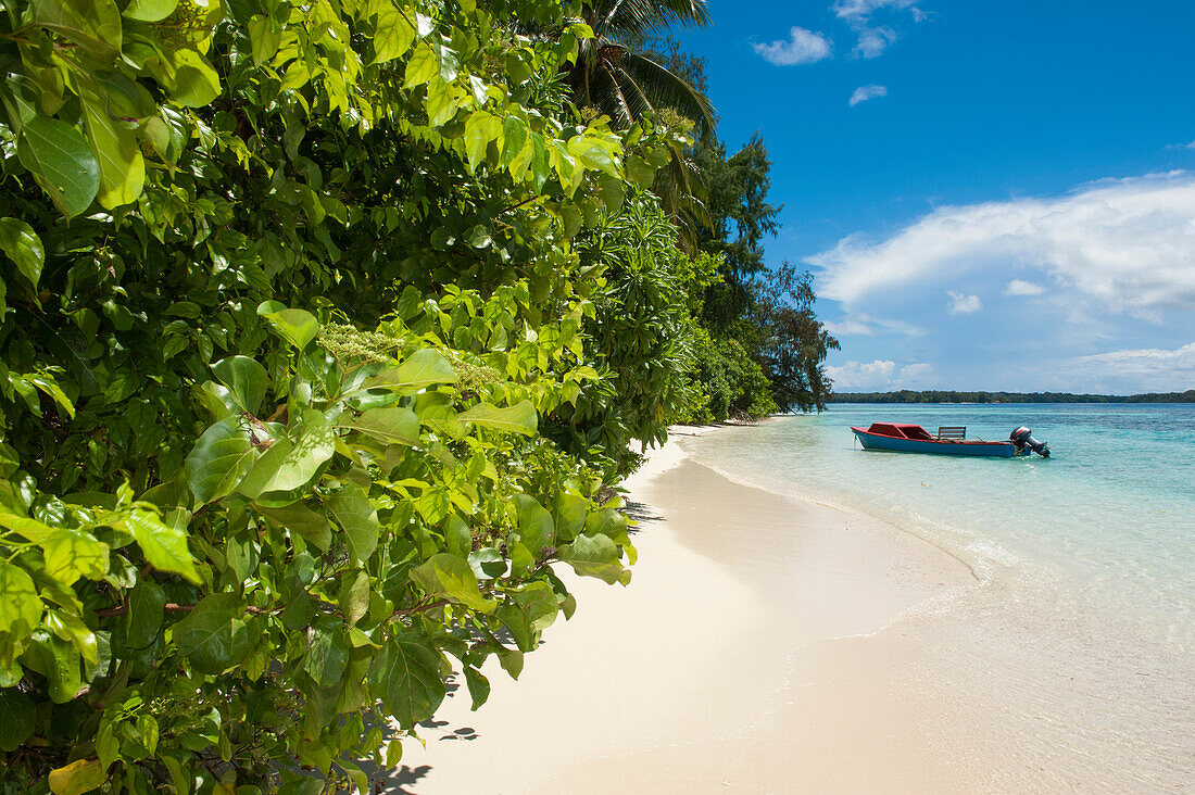 Fischerboot an tropischen Strand, Insel Onua, Makira Provinz, Salomonen, Südpazifik