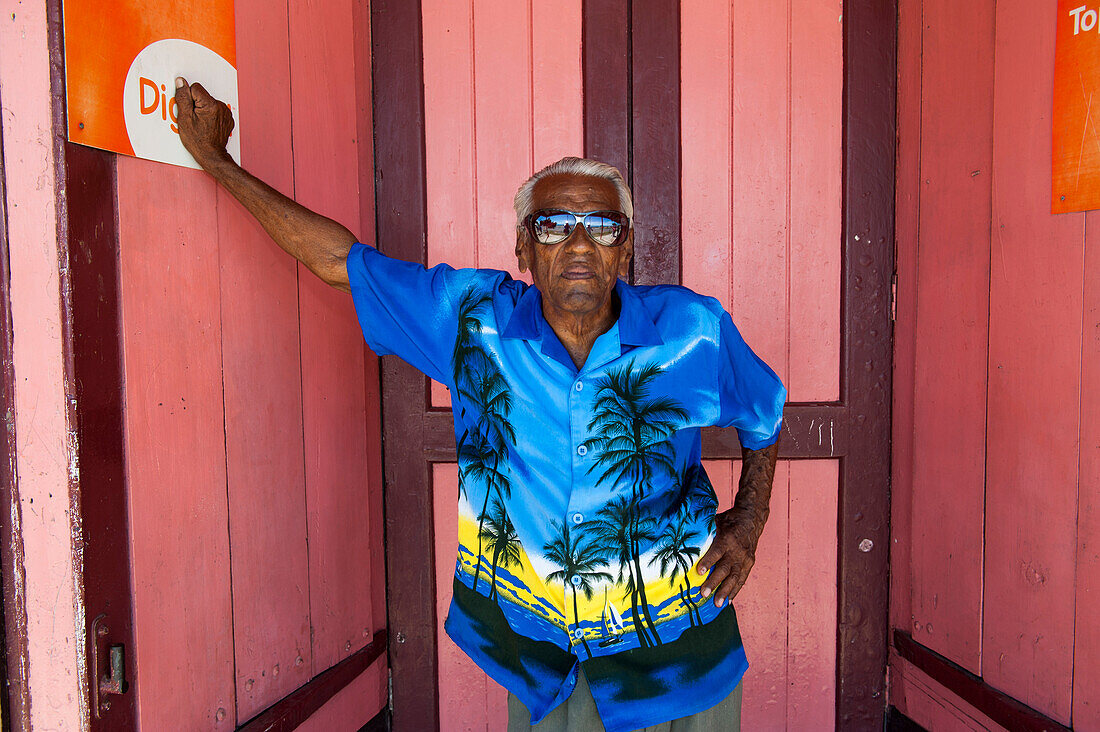 Porträt eins coolen Mann mit Hawaii-Hemd, Levuka, Insel Ovalau, Fidschi-Inseln, Südpazifik