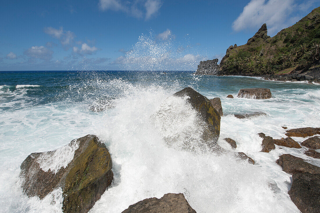 Wellen des Pazifischen Ozean krachen gegen Felsen, Pitcairn, Pitcairninseln, Britisches Überseegebiet, Südpazifik
