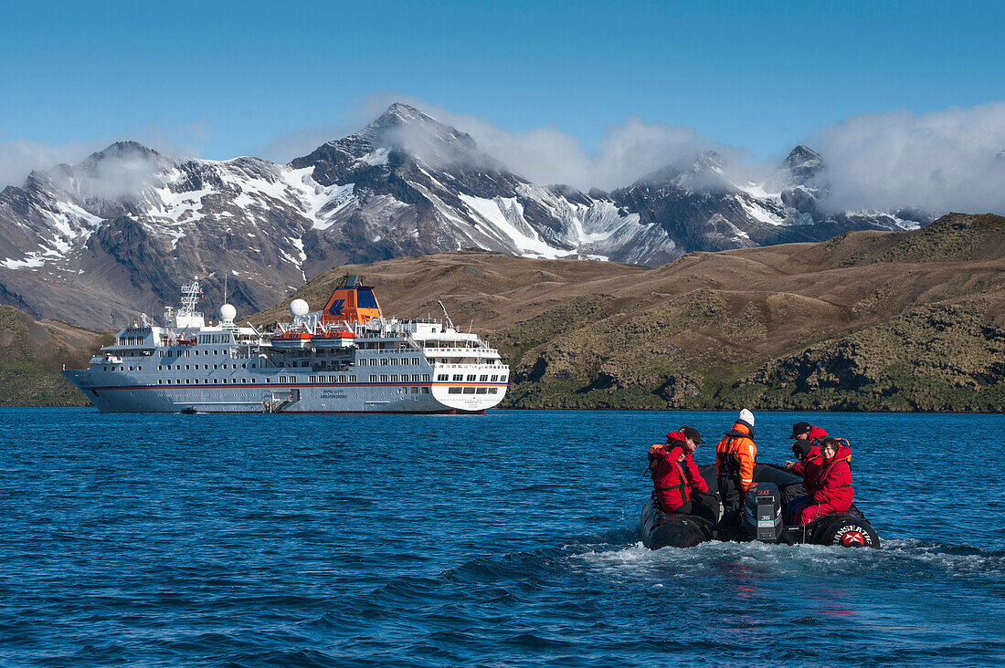 Zodiac Schlauchboot und Expeditions-Kreuzfahrtschiff MS Hanseatic (Hapag-Lloyd Kreuzfahrten), Stromness, Südgeorgien, Antarktis