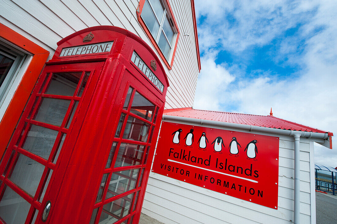 Traditionelle rote Telefonzelle vor dem Falkland Islands Visitor Information Gebäude, Stanley, Ostfalkland, Falklandinseln, Britisches Überseegebiet, Südamerika