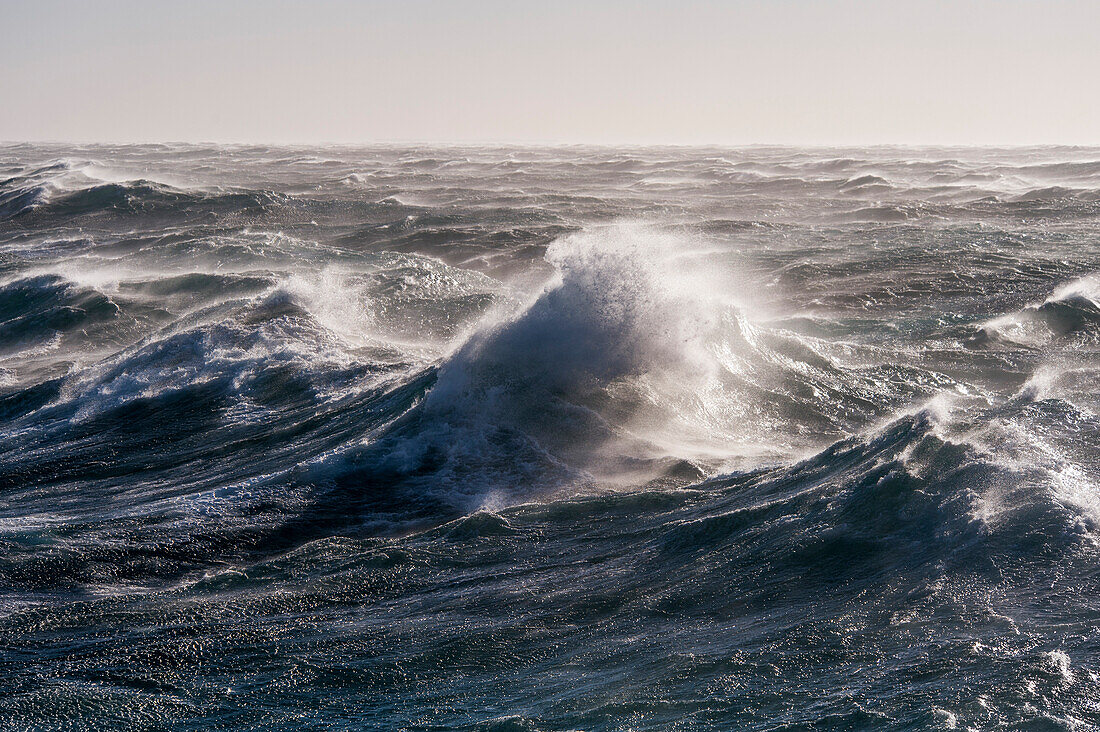 Hohe Wellen in schwerer See im Südlichen Ozean, Rossmeer, Antarktis