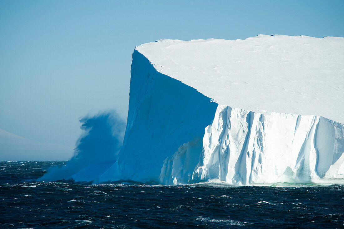 Riesige Welle knallt gegen Eisberg in rauher See des Südlichen Ozean, Rossmeer, Antarktis