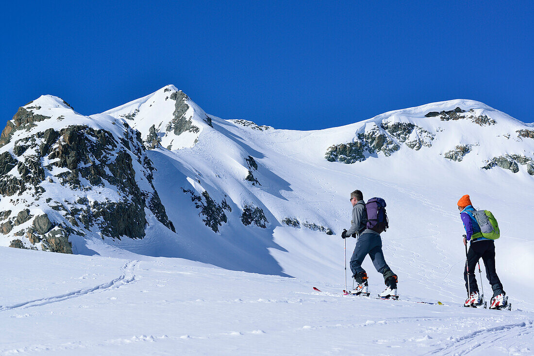 Zwei Skitourengeher steigen zum Piz Lagrev auf, Oberhalbsteiner Alpen, Engadin, Kanton Graubünden, Schweiz