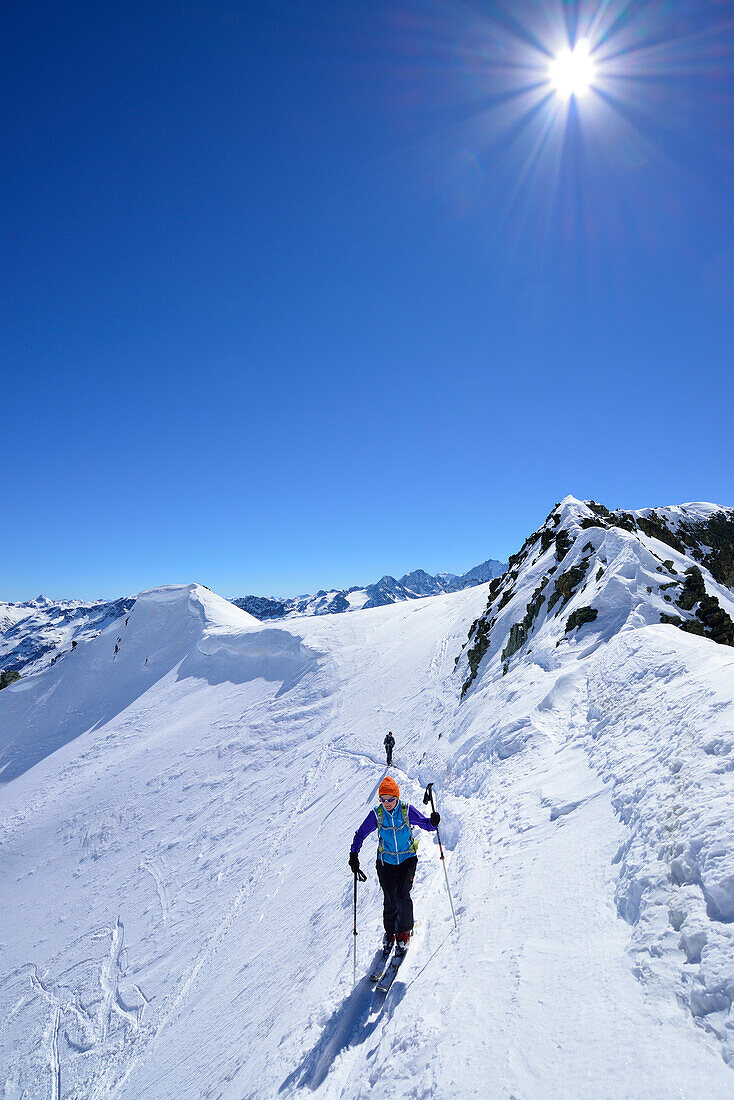 Zwei Skitourengeher steigen zum Piz Lagrev auf, Oberhalbsteiner Alpen, Engadin, Kanton Graubünden, Schweiz