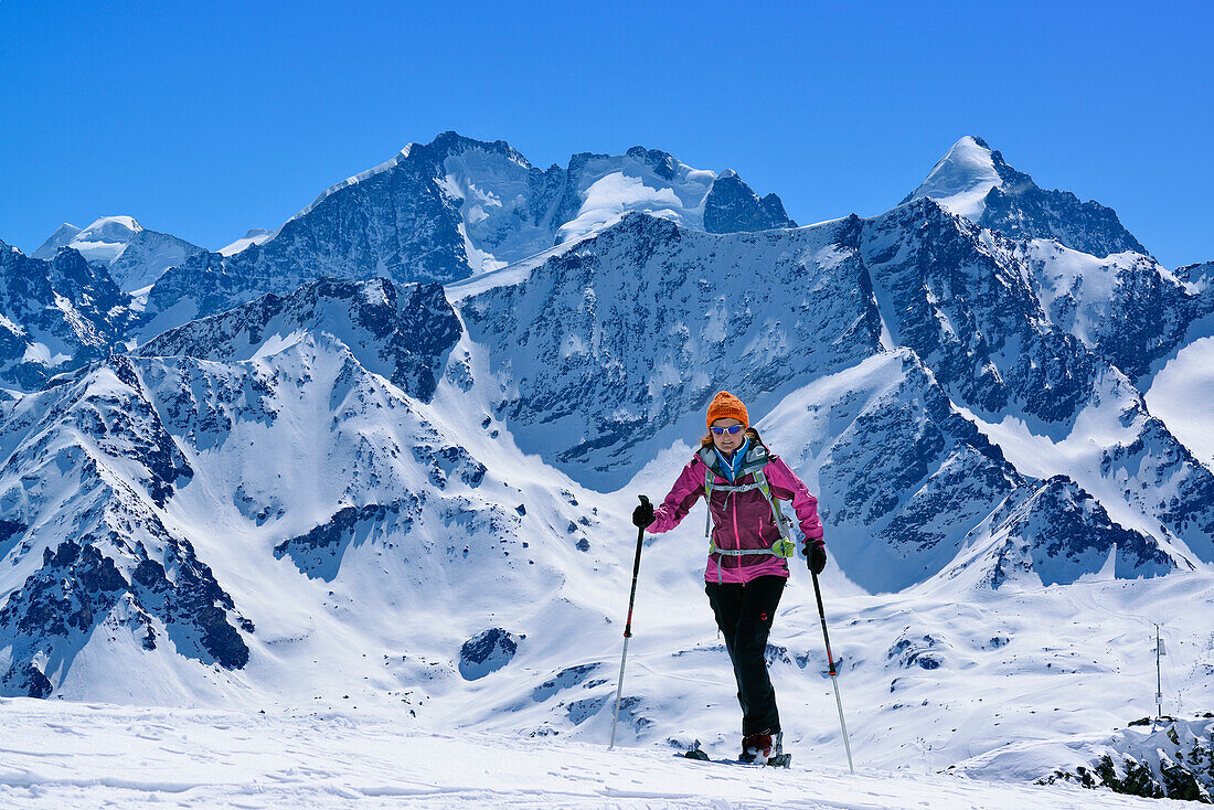 Frau auf Skitour steigt zum Piz Lagrev auf, Berninagruppe mit Piz Bernina, Biancograt und Piz Roseg im Hintergrund, Oberhalbsteiner Alpen, Engadin, Kanton Graubünden, Schweiz