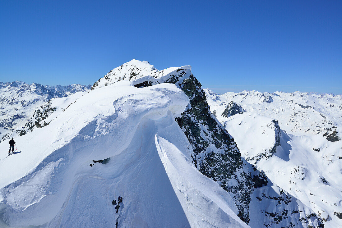 Mann auf Skitour steigt zum Piz Lagrev auf, Oberhalbsteiner Alpen, Engadin, Kanton Graubünden, Schweiz
