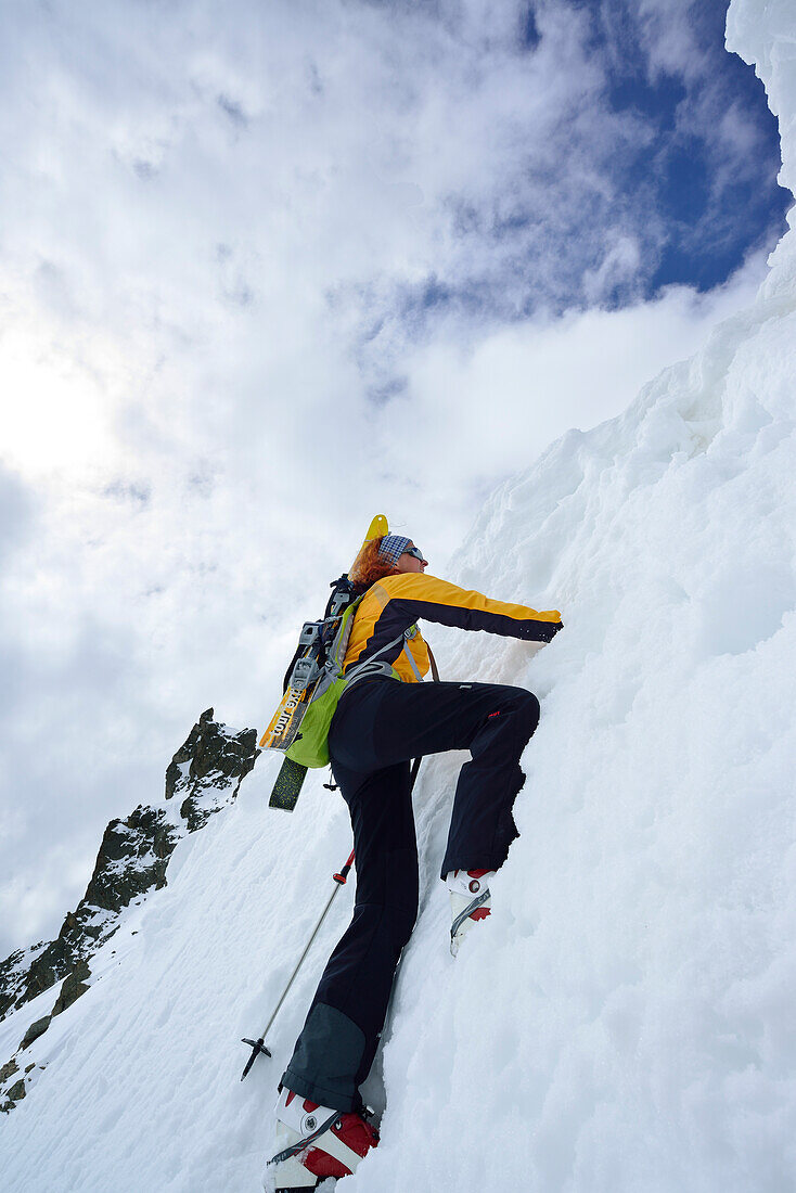 Frau auf Skitour steigt zur steilen Porta d Es-cha auf, Piz Kesch, Engadin, Kanton Graubünden, Schweiz