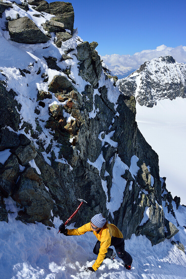 Frau steigt durch steile Schneerinne zum Piz Buin auf, Silvretta, Unterengadin, Engadin, Kanton Graubünden, Schweiz