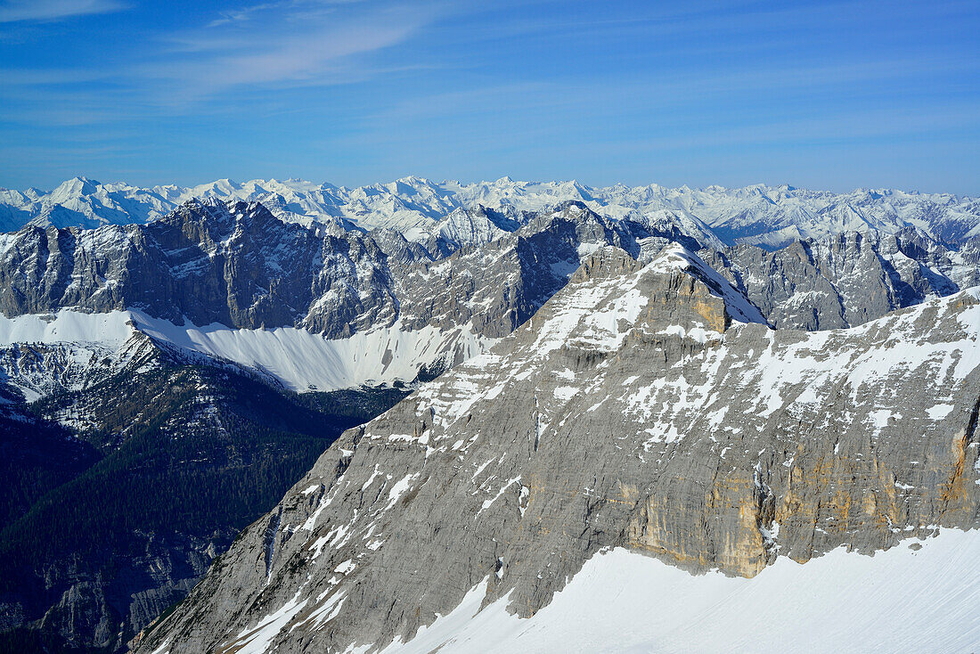 Karwendelkette mit Zillertaler Alpen und Ötztaler Alpen im Hintergrund, Birkkarspitze, Karwendel, Tirol, Österreich