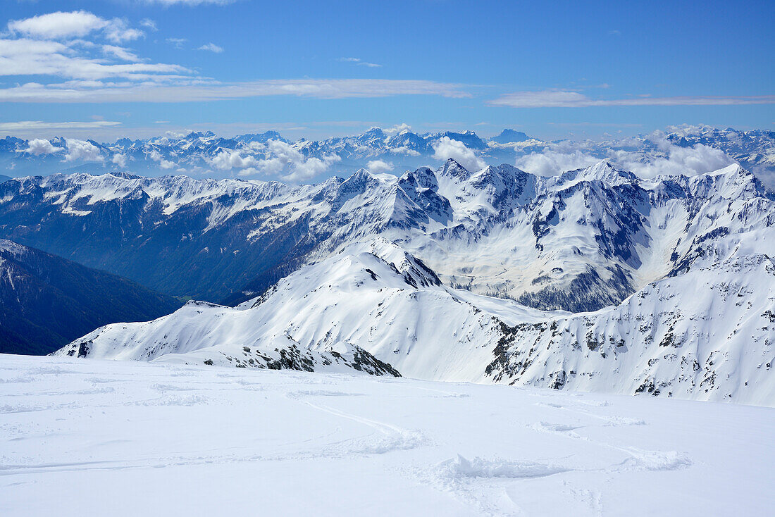 Skispuren am Hohen Weißzint, Dolomiten im Hintergrund, Zillertaler Alpen, Südtirol, Italien
