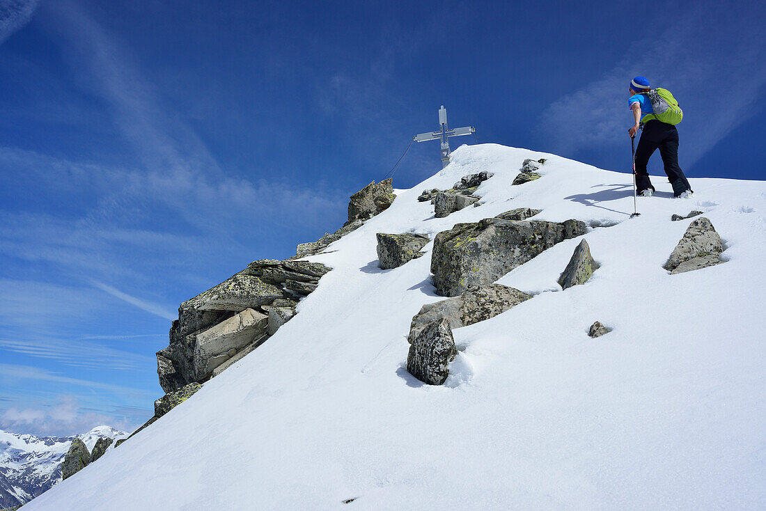 Female back-country skier ascending to Fuenfte Hornspitze, Zillertal Alps, Ahrntal, South Tyrol, Italy