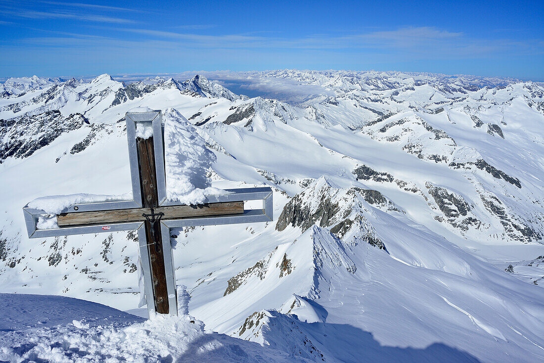 Gipfelkreuz am Großvenediger, Dreiherrenspitze und Ahrntal im Hintergrund, Venedigergruppe, Nationalpark Hohe Tauern, Salzburg, Österreich