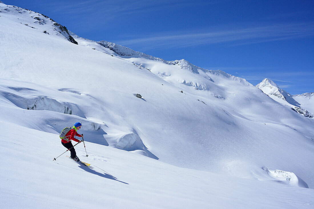 Frau auf Skitour fährt vom Großvenediger ab, Venedigergruppe, Nationalpark Hohe Tauern, Salzburg, Österreich