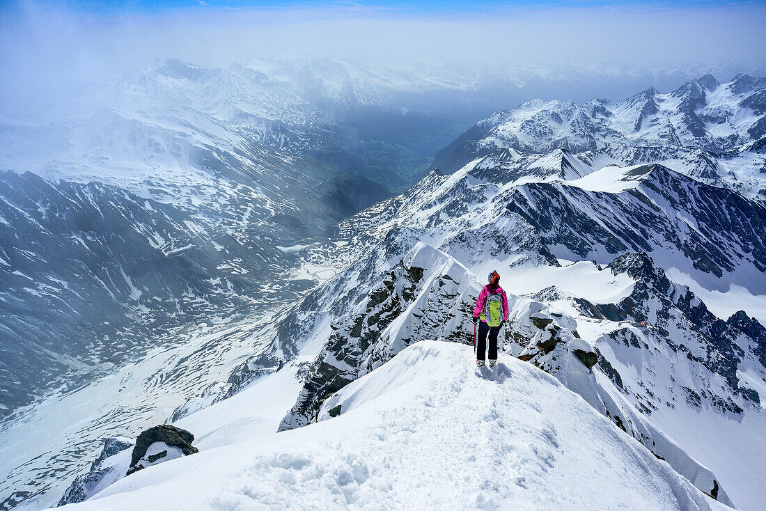 Frau steigt vom Großglockner ab, Glocknergruppe, Nationalpark Hohe Tauern, Osttirol, Tirol, Österreich