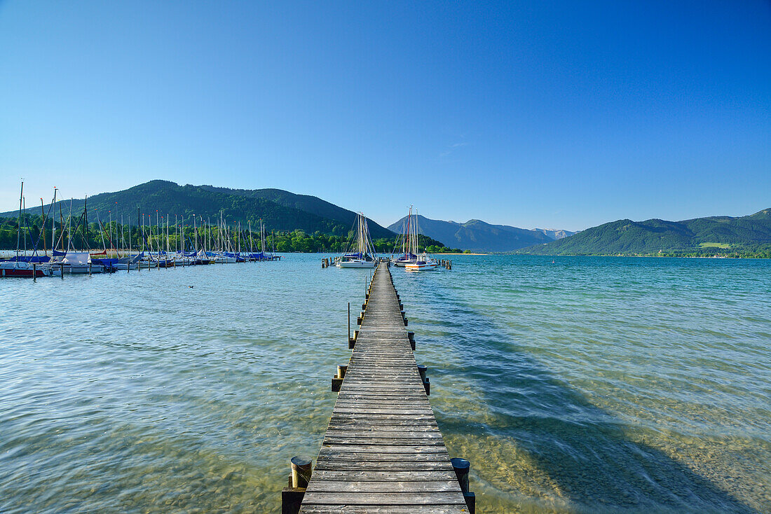 Bootssteg und Segelboote am Tegernsee, Bayerische Alpen, Oberbayern, Bayern, Deutschland