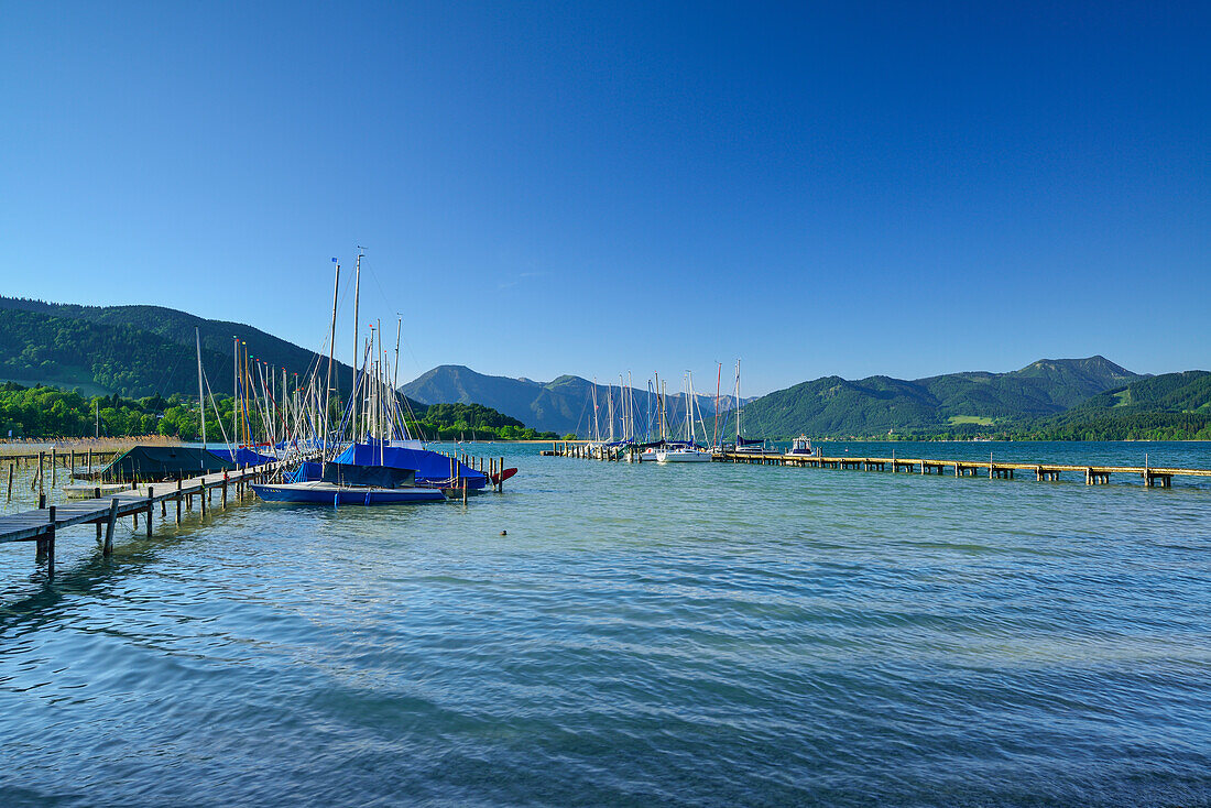 Bootssteg und Segelboote am Tegernsee, Bayerische Alpen, Oberbayern, Bayern, Deutschland