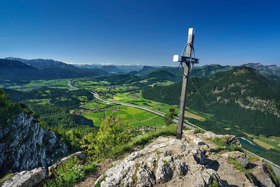 Gipfelkreuz des Kranzhorn mit Kaisergebirge, Inntal, Zillertaler Alpen und Bayerische Alpen im Hintergrund, Kranzhorn, Chiemgauer Alpen, Tirol, Österreich