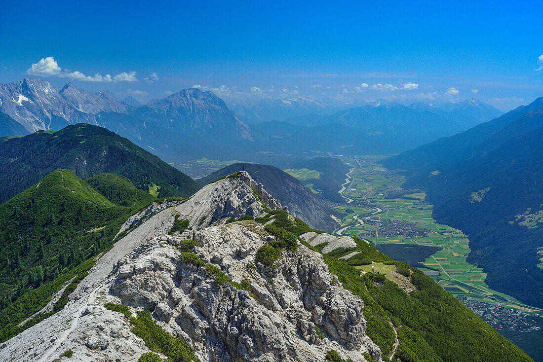 Blick vom Tschirgant auf Mieminger Berge mit Hohe Munde und Inntal, Mieminger Berge, Tirol, Österreich