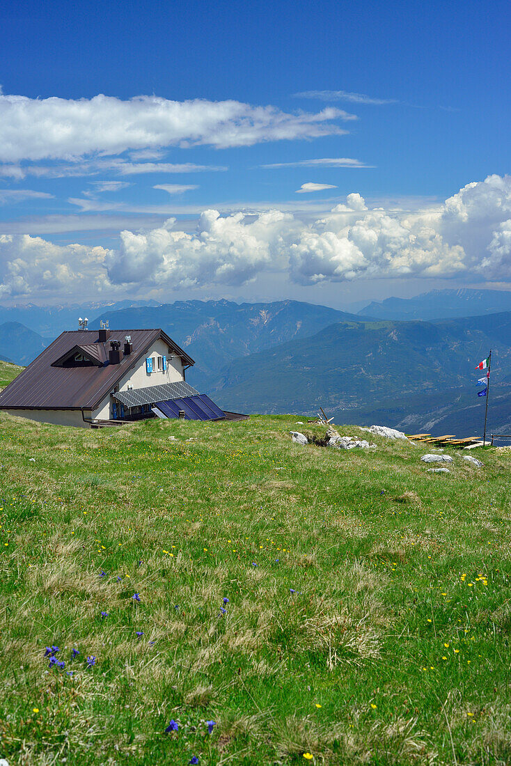 Hütte Rifugio Altissimo, Monte Altissimo, Monte Baldo, Gardaseeberge, Trentino, Italien