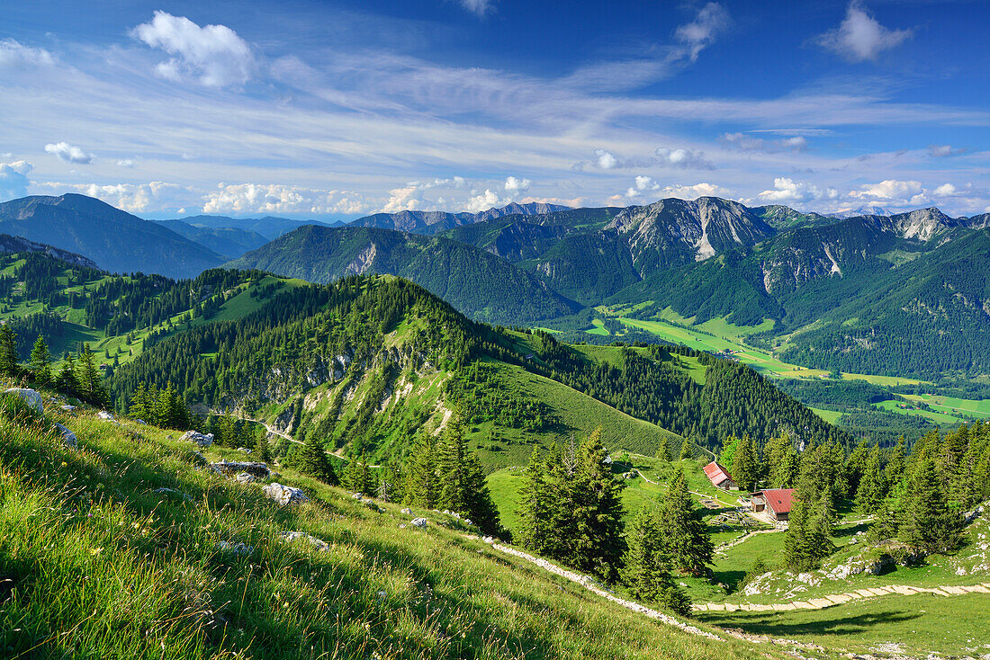 Hubertushütte mit Hochmiesing und Spitzinggebiet im Hintergrund, Breitenstein, Mangfallgebirge, Bayerische Voralpen, Oberbayern, Bayern, Deutschland
