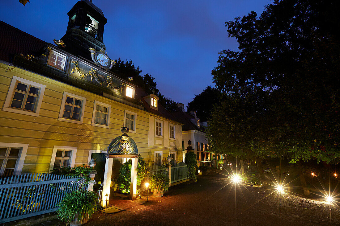 Denkmalgeschützten Herrenhaus Villa Sorgenfrei am Abend, Landhotel, Augustusweg 48, Radebeul, Dresden, Deutschland
