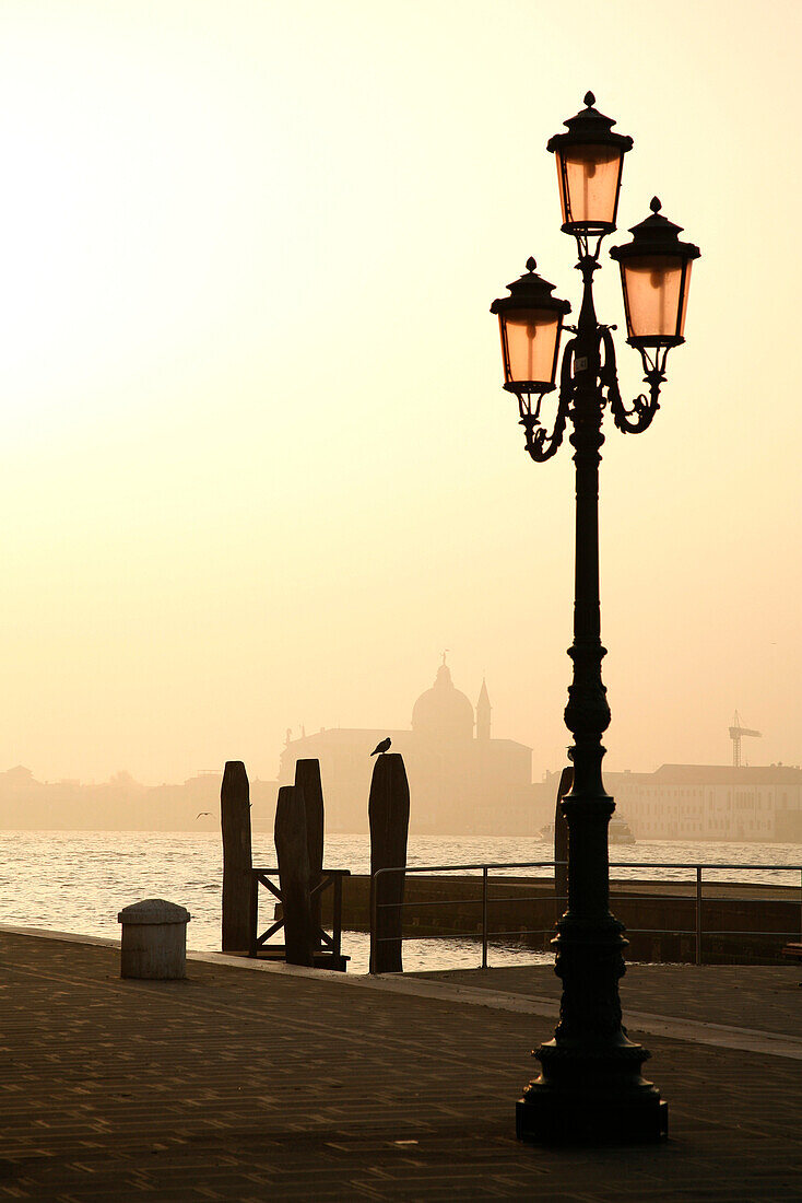 Straßenlaterne in Zattere bei Sonnenaufgang, Venedig, Venetien, Italien, Europa