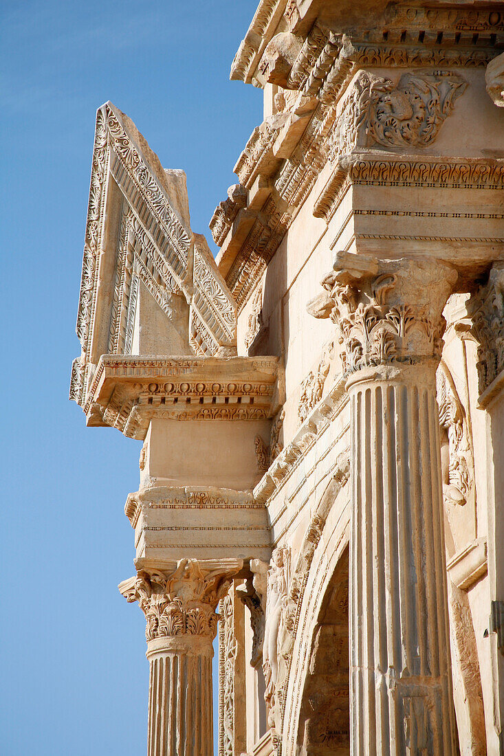 Säulen des Severischen Triumpfbogens in den Ruinen von Leptis Magna, nahe Khoms, Tripolitanien, Libyen, Afrika