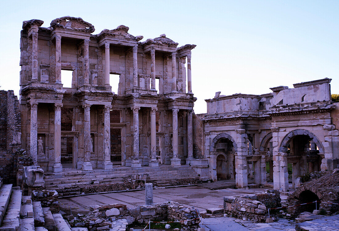 Fassade der Celsus Bibiliothek in den Ruinen von Ephesus, Selcuk, Efes, Türkei, Asien