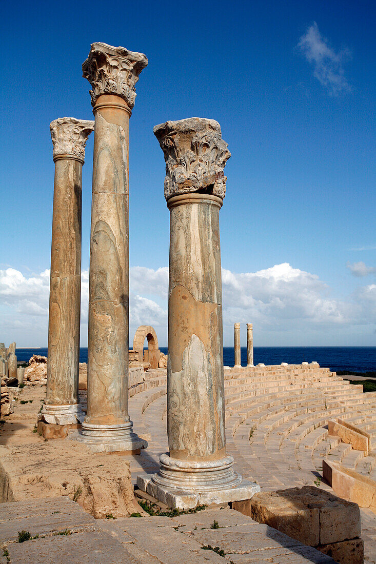 Das Theater von Leptis Magna mit Blick auf das Mittelmeer in den Ruinen von Leptis Magna, nahe Khoms, Tripolitanien, Libyen, Afrika