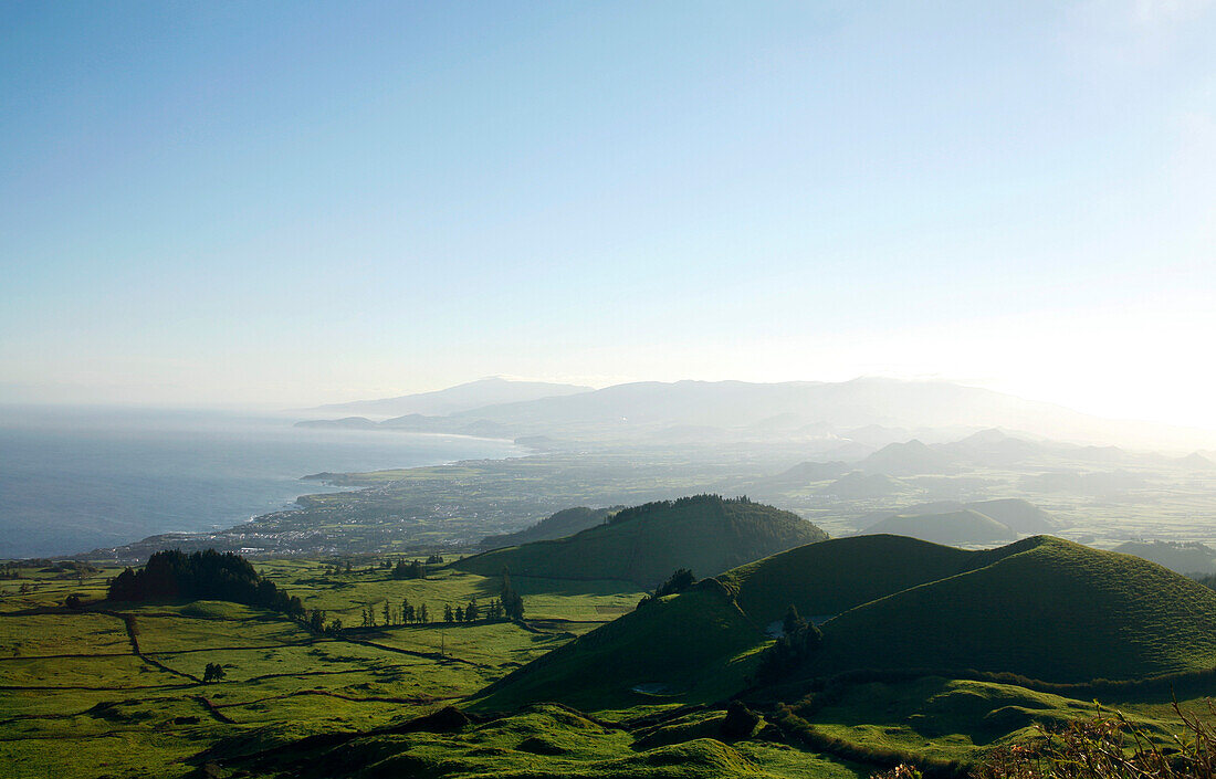 Blick über Felder, Hügel und Küste, nahe Ribeirinha, Insel Sao Miguel, Azoren, Portugal, Europa