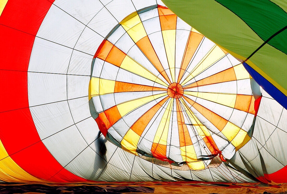 Blick in einen Heissluftballon während er aufgeblasen wird in Vorbereitung auf eine Ballonfahrt, nahe Manacor, Mallorca, Balearen, Spanien, Europa