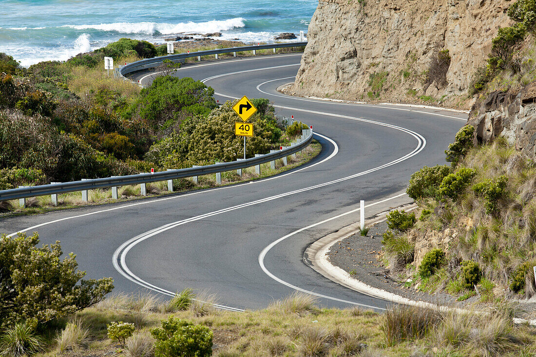 Kurvige Straße der Küstenstraße Great Ocean Road, nahe Anglesea, Victoria, Australien