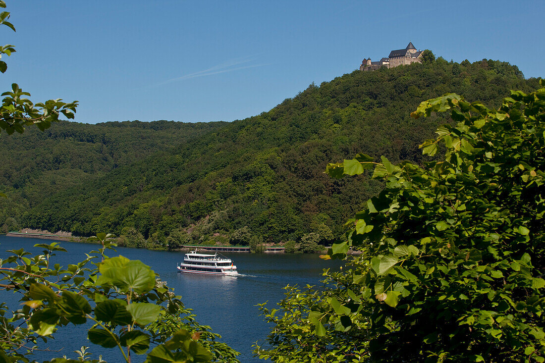 Waldeck Castle and excursion boat Stern von Waldeck on Lake Edersee in Kellerwald-Edersee National Park, Lake Edersee, Hesse, Germany, Europe